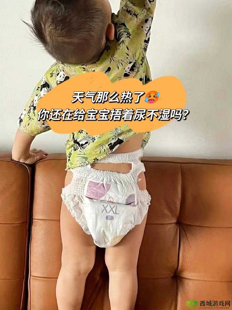 小孩穿着开裆裤躺在床上大腿蹦跳的有趣场景